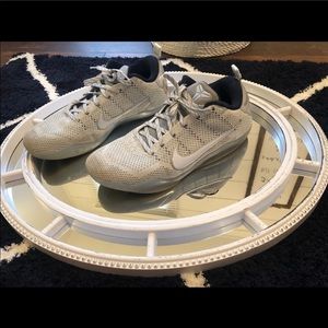 Kobe Nike men’s shoe. Missing insert in one shoe
